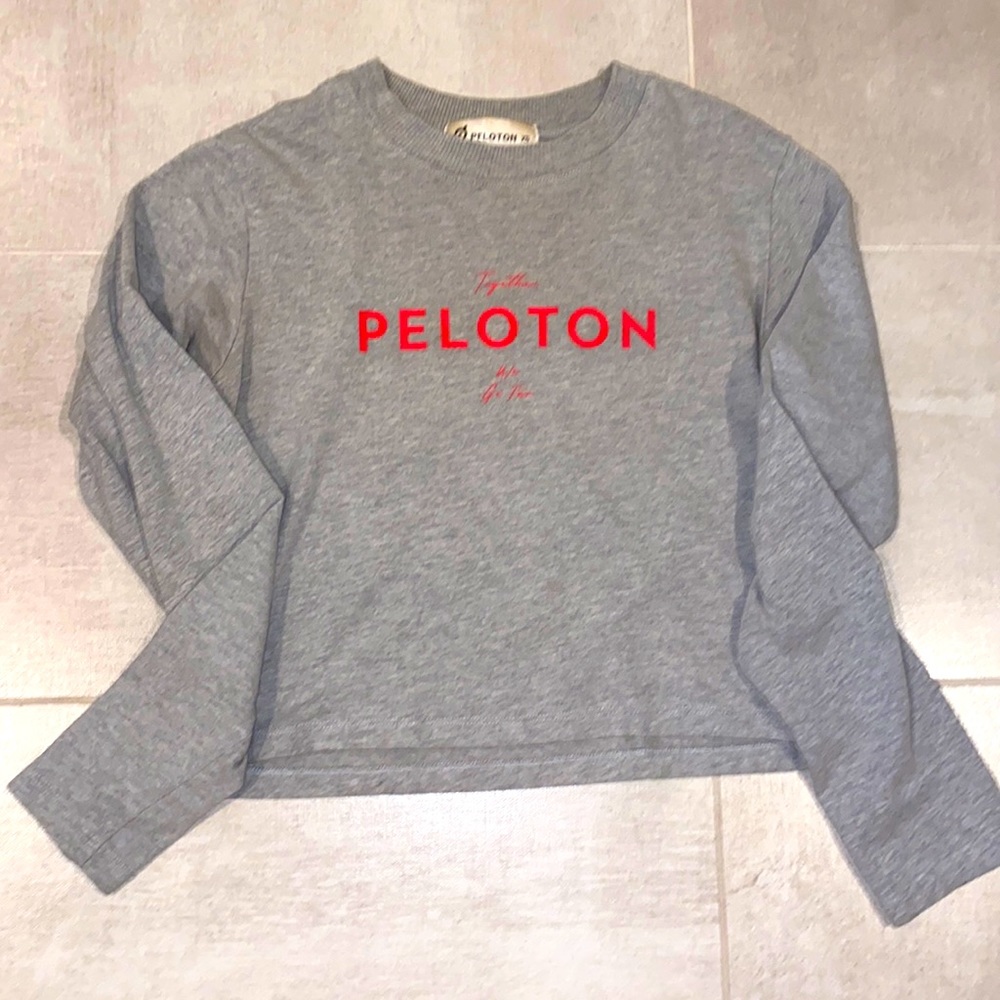 Gray long sleeve peloton top